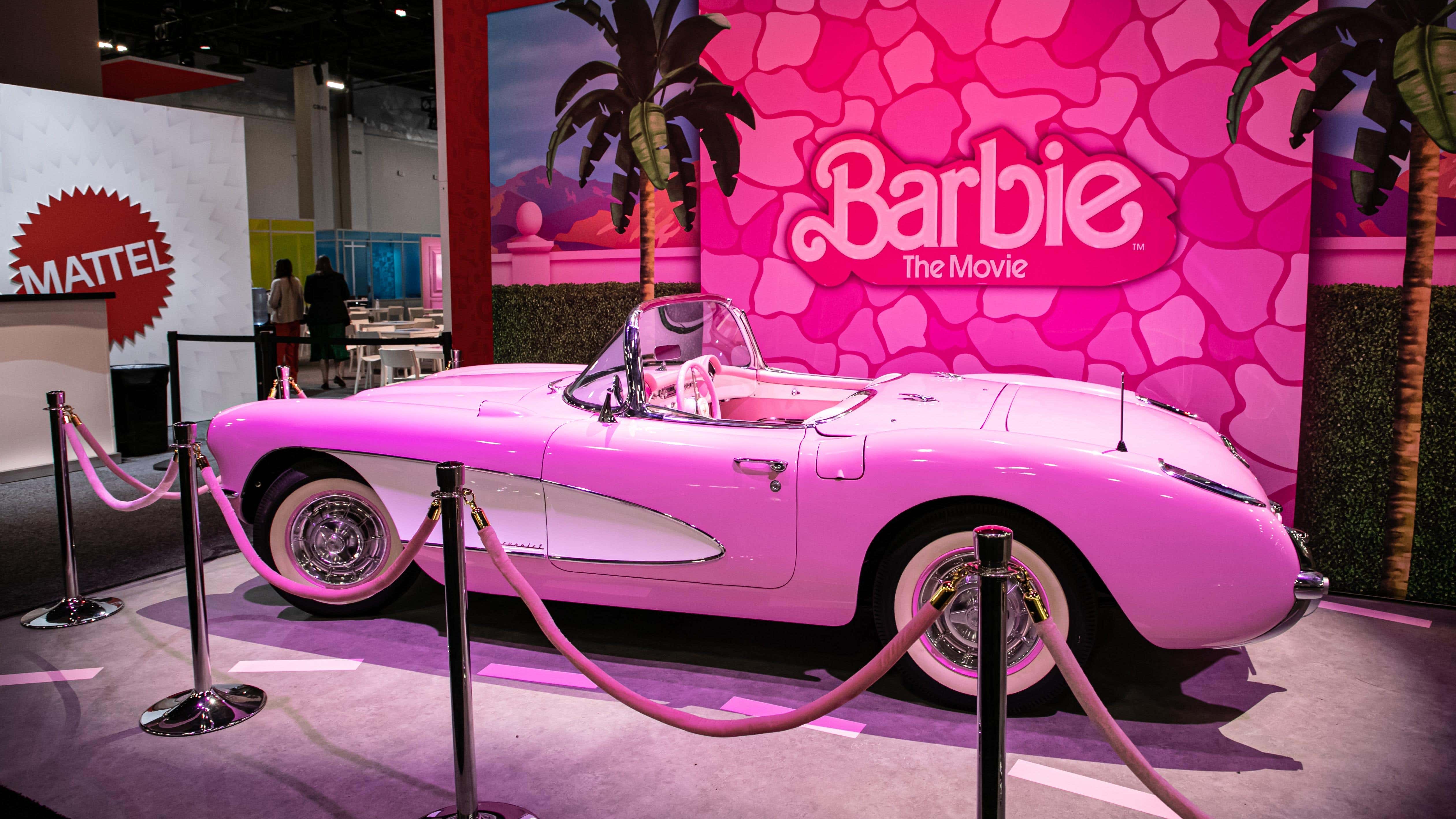 El coche rosa de tamaño humano de Barbie